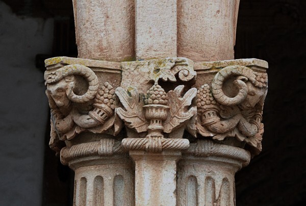 Portería, pillar capital - La Asunción de Nuestra Señora