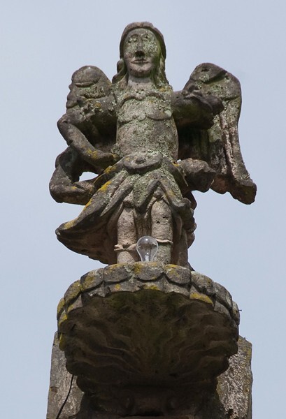 Façade roof statue - Capilla de los Zapateros