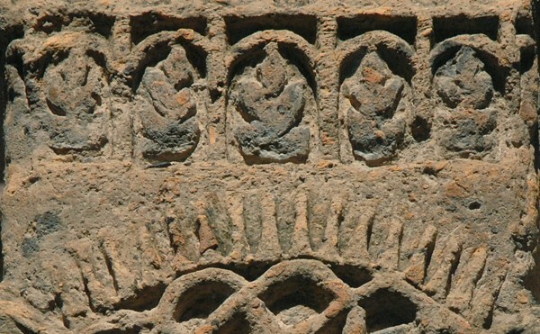 Cloister cross front, neck foliage - San Martín
