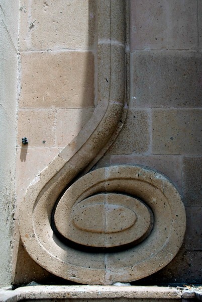 Sagrario façade s-scroll - León