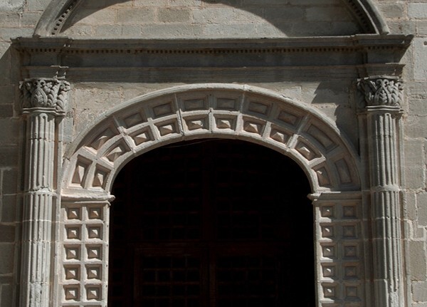 Façade portal, diamondwork pilasters & archivolt - San José