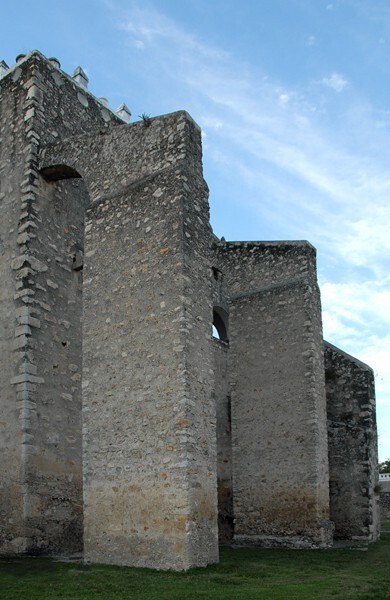 Camarín de la Virgen, exterior buttressing - San Antonio de Padua