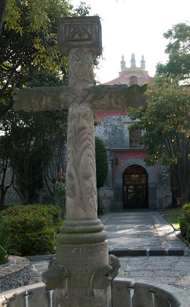 Atrial cross, back, with San Jacinto façade - San Jacinto de San Angel