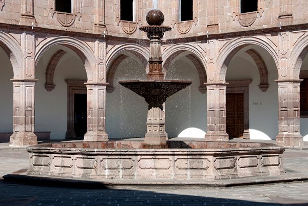 Patio fountain - Palacio Clavijero