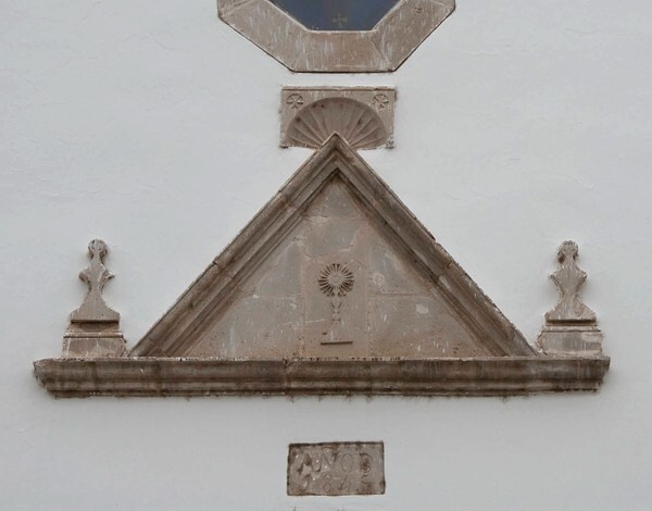 Santa Isabel de los Tarahumares, façade pediment & date stone - General Trías (Santa Isabel)