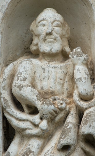 Façade, lower story left entrecalle niche sculpture detail - San Martín