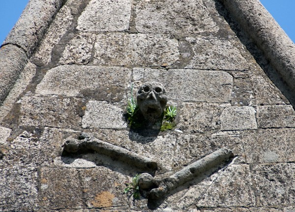 San Miguel Arcángel, NE posa chapel, S façade, pediment detail - San Miguel Arcángel, capilla posas