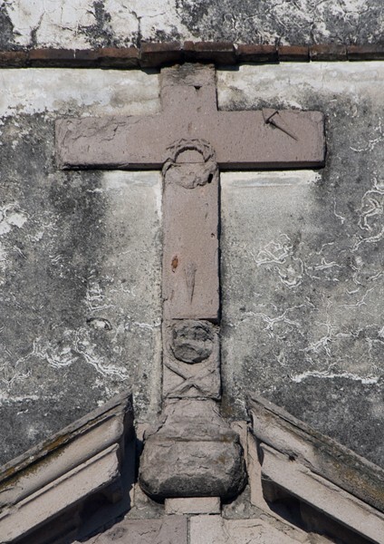Santiago Apóstol, façade, choir loft window, pediment cross - Cuautla, Morelos