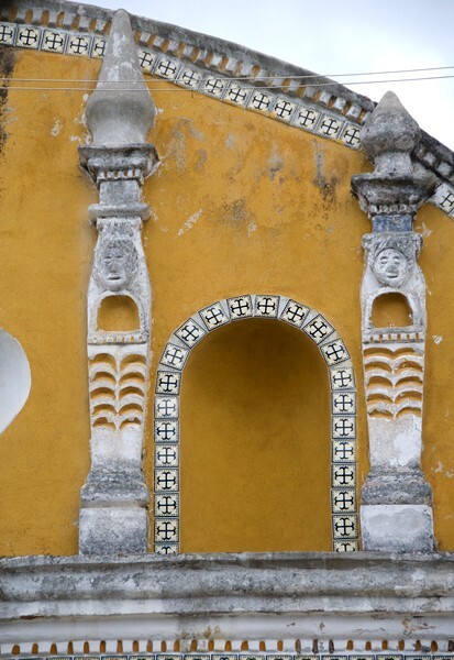 San Juaníto, façade gable pilasters & sculpture niche (right) - Tochimilco, Puebla