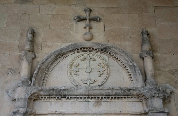 Capilla abierta, portal closeup, Dominican insignia - Capilla abierta