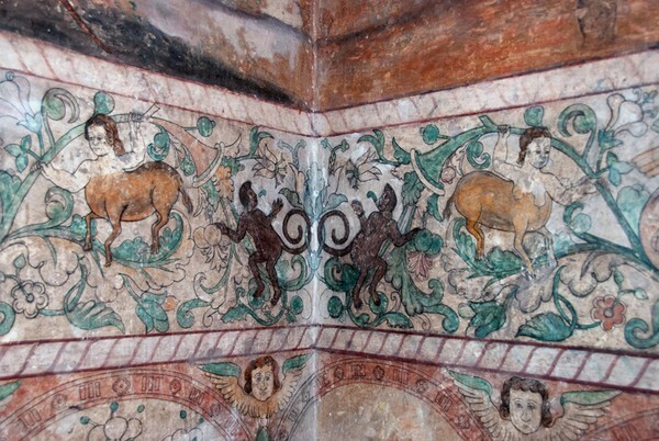 Dado mural detail - Casa del Deán, Sala de los Triunfos