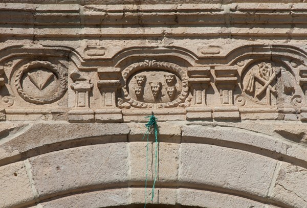 Façade, main portal, architrave with Passion symbols - La Sangre de Cristo