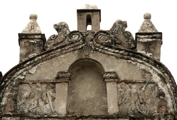 Façade gable, sculpture niche & roof lions - San Martín