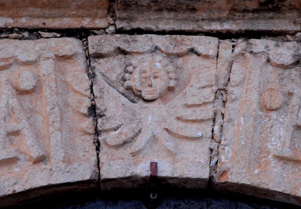 San Francisco de Asís, façade, main portal, archivolt keystone - Hecelchakán, Campeche