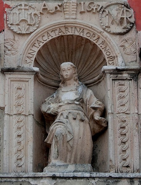 S portal pediment niche sculpture, St. Catherine of Siena, & date - San Juan de Dios