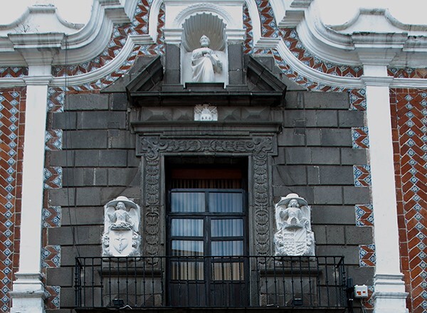 Main portal, second story - Ex-Colegio de San Pedro