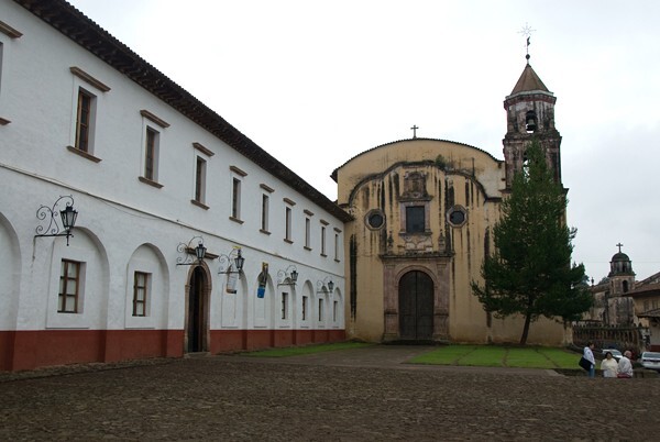 Church façade & convento (left) - La Compañía