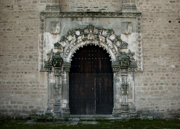 Porciúncula portal - San Miguel Arcángel, façade, portería, crosses & porciúncula door