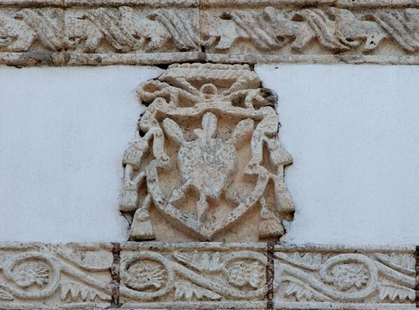 Upper façade, Augustinian insignia - Santa María