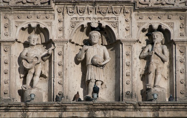 Façade, architrave musicians - San Pablo, façade, portería & convento