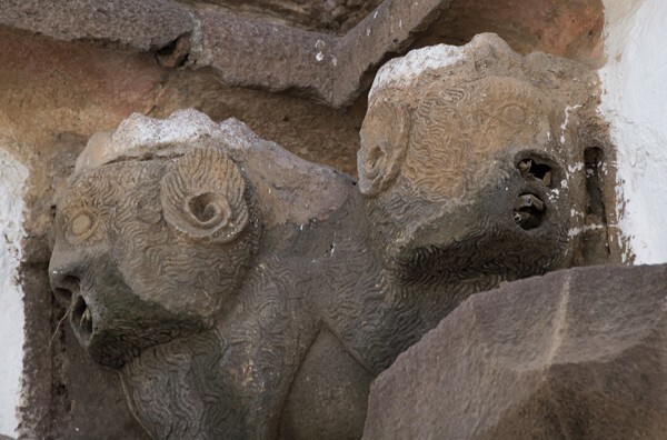Cistern, lions water spouts - Cistern (Caja de agua)