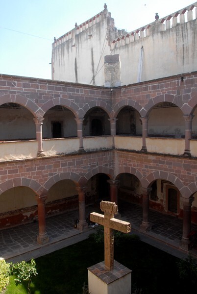 Cloister & cross - San Martín
