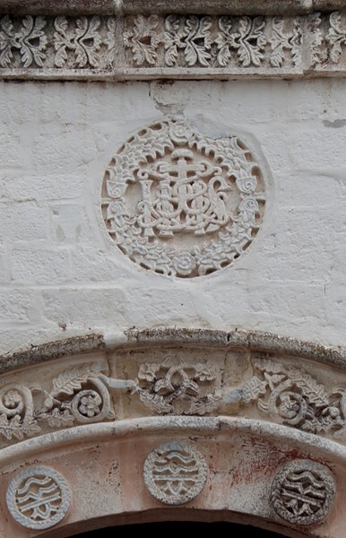 Façade portal archivolt & Christogram - San Francisco