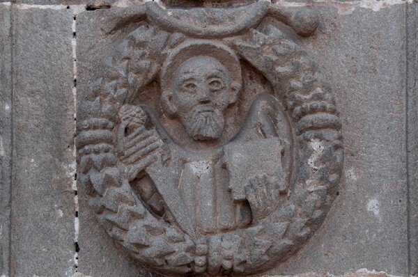 Façade portal, right pilaster roundel - Hospital Real de los Naturales