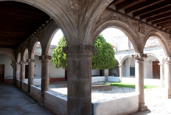 Santo Domingo, cloister ambulatory & pillar - Tepapayeca, Puebla