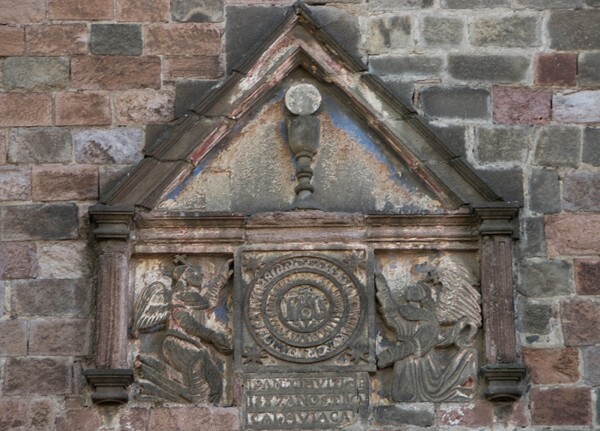 Porciúncula portal pediment, angels & Holy Host - Corpus Cristi