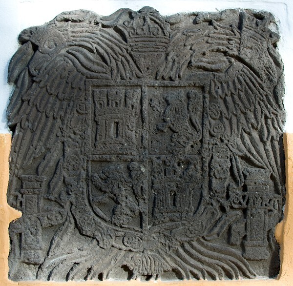 Capilla Real, right tower base relief, Charles V escutcheon - Capilla Real, left & right tower base reliefs