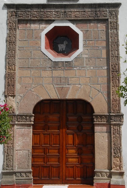 D.F., Los Reyes, façade alfiz - Los Reyes Ixtacala