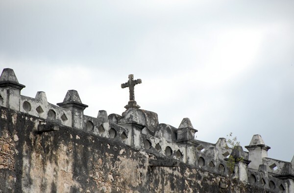 San Juan Bautista, crenellation & roof cross - Tixcacaltutyub, Yucatán