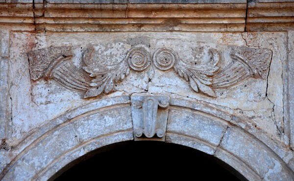 Nuestra Señora de Balvanera, façade portal architrave relief - La Aduana, Sonora