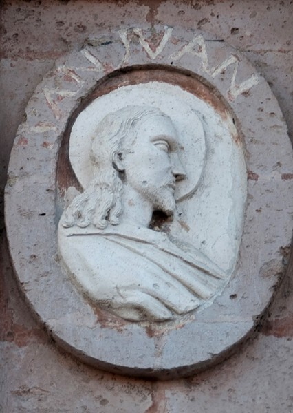 La Transfiguración de Cristo, façade, main portal roundel (left) - La Transfiguración de Cristo