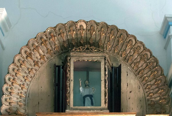 Santiago, nave Crucifixion altar, top tier - Zoochila, Oaxaca