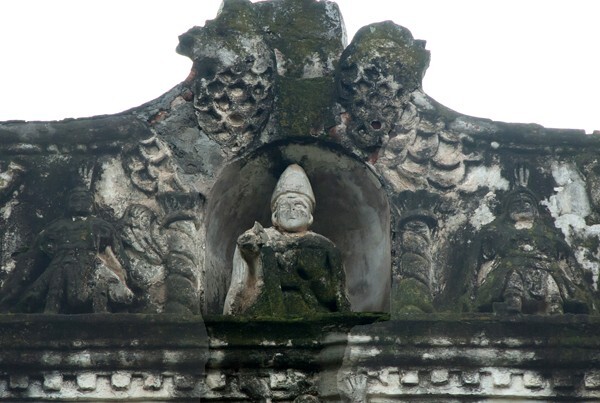 Façade gable, St. Martin (niche sculpture) & archangels - San Martín