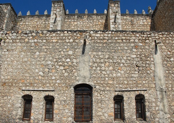 Exterior nave & roof crenellation - La Mejorada