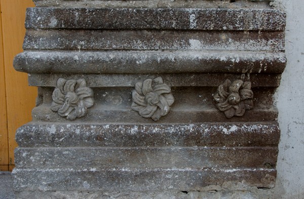 Porciúncula portal, pillar base rosettes - San Juan Evangelista