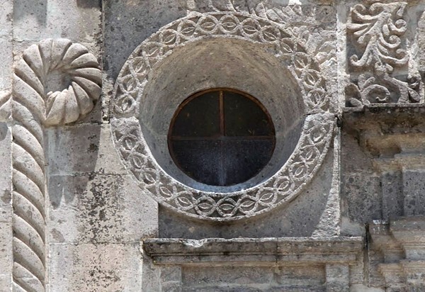 Façade details, oculus & Franciscan cord (left) - La Magdalena