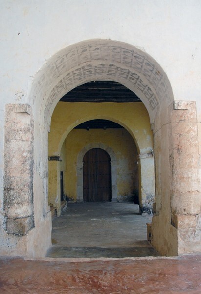 Yucatán, capilla abierta arch & church portería - Maní, San Miguel Arcángel