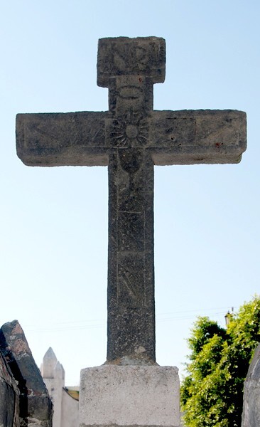 Atrial cross - San Juan Bautista, façade, portería & posa chapels