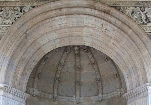 Portería, capilla abierta, archivolt & vault ribbing - Santa María Magdalena, church & portería
