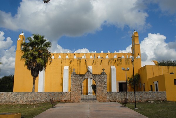 Exterior nave & atrial gate - Cholul, Yucatán