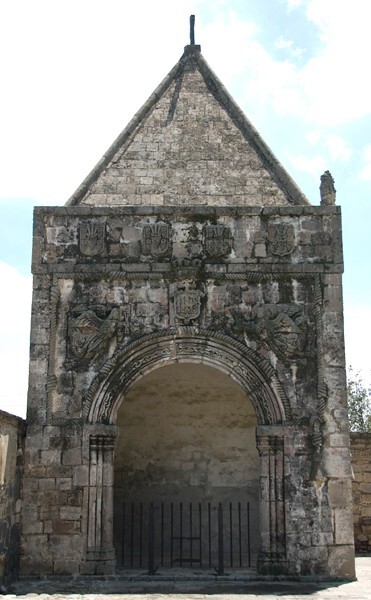 San Miguel Arcángel, NE posa chapel, W façade - San Miguel Arcángel, capilla posas