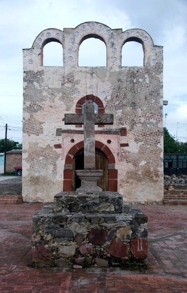 Hospitalito (yurishio), façade & cross - Santa Cruz el Grande, Jalisco