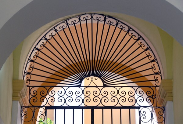 Hospital de Nuestra Señora del Refugio, chapel patio arch fretwork - Tlaquepaque, Jalisco