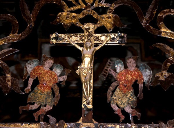 Exterior chapel portal grille, Crucifixion with Passion Angels - La Asunción, Capilla del Santo Señor