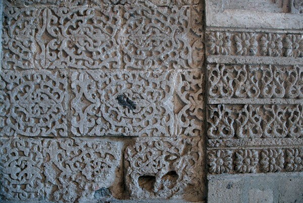 Chancel arch, base relief & chinking - Iglesia Sanctorum
