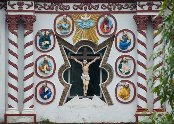 Façade, mixtilinear window & roundel reliefs - Capilla del Señor de la Presa
